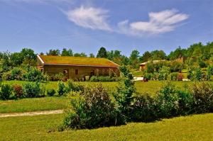 a house in the middle of a green field at Domaine des Bories in Sorges