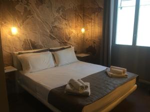 Un dormitorio con una cama con toallas. en Dimora Villareale, en Palermo