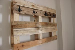 a wooden pallet hanging on a wall at 95m²-Apartment Tunnel in Vienna