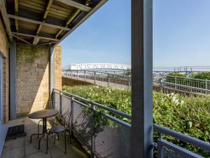 een balkon met een tafel en stoelen en uitzicht op het strand bij Bay Retreat in Poole