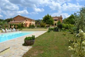 una casa con piscina en un patio en Agriturismo Collina Dei Fagiani, en Umbertide