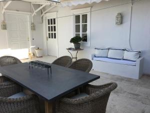 イドラにあるThe home overlooking the harborのソファ付きの客室で、テーブルと椅子が備わります。