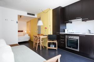 A kitchen or kitchenette at Inside Barcelona Apartments Esparteria