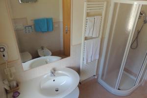A bathroom at Liz Hotel & Apartments