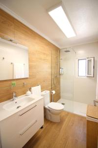 a bathroom with a toilet and a sink and a shower at Casa Bruno in Ciudad Quesada