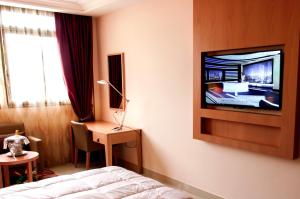 Una televisión o centro de entretenimiento en Bravia Hotel Ouagadougou