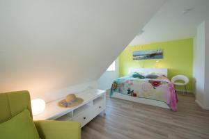ブレーゲにあるFerienhaus Küstenseglerの子供用ベッドルーム(ベッド1台、椅子付)