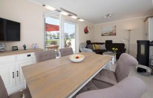 TV a/nebo společenská místnost v ubytování Ferienhaus Küstensegler + 7 fotografií