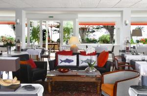 A restaurant or other place to eat at Logis Hôtel de la Pointe du Cap Coz