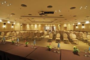 - une salle de banquet avec des tables et des chaises dans l'établissement Ilio Mare Hotel, à Prinos