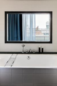 ベルリンにあるThe Mandala Berlin, a Member of Design Hotelsの白いバスタブ(大きな鏡付) +37枚の写真
