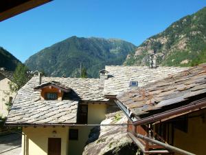 a group of buildings with mountains in the background at Appartamento del Sole in Gaby