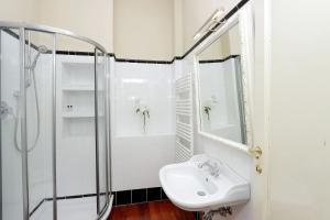 A bathroom at Cerretani 4 Duomo Guesthouse - My Extra Home