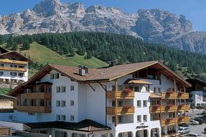 Nespecifikovaný výhled na hory nebo výhled na hory při pohledu z hotelu