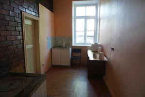 uma cozinha com um balcão e uma janela num quarto em Pilskalnu hostelis em Kuldīga