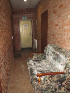 ロストフ・ナ・ドヌにあるAvenue Hostel 2のレンガの壁にソファ付きのリビングルーム
