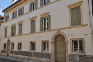 un grande edificio bianco con una grande porta di Verona White Lodge a Verona