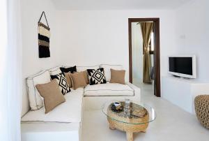 a white living room with a white couch and a table at Le Blanc Suite in Mesaria