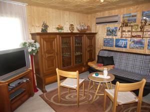 a living room with a couch and a table at Bungalow am Schmollensee in Sellin