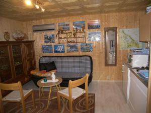 a small room with a bed and a table and chairs at Bungalow am Schmollensee in Sellin