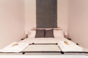 een slaapkamer met een bed met twee handdoeken erop bij Luxury Rooftop - Space Maison Apartments in Sevilla