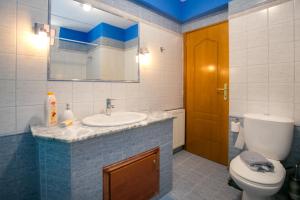 La salle de bains est pourvue d'un lavabo et de toilettes. dans l'établissement Grande Apartments, à Limenaria