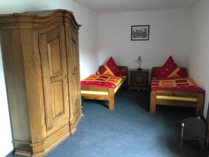 Pension Auenwald tesisinde bir odada yatak veya yataklar
