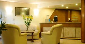 a waiting room with two chairs and a counter at Hotel America in San Juan