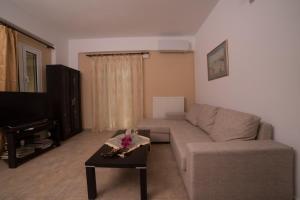 sala de estar con sofá y mesa de centro en Bodikos Villas & Apartments en Pitsidia