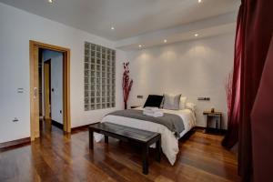 sypialnia z łóżkiem z laptopem w obiekcie Holiday House Tenorio w mieście Ronda +27 zdjęć