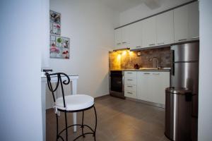 A kitchen or kitchenette at Villa Kiza Apartments