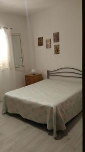 アルカモにあるFiori d'Ulivo Casa Vacanzaのベッドルーム1室(ベッド1台、ドレッサー、窓付)