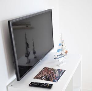 Телевизор и/или развлекательный центр в Villa M - Your business & holiday apartment in Sibenik