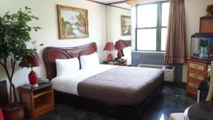 Postel nebo postele na pokoji v ubytování Paris Suites Hotel