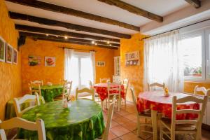 מסעדה או מקום אחר לאכול בו ב-Posada Las Tres Mentiras de Santillana del Mar