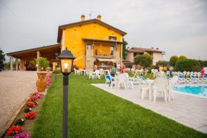 Bazén v ubytování B&B Le Murette - ENJOY HOLIDAY nebo v jeho okolí