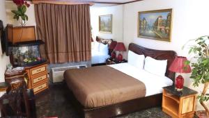 Postel nebo postele na pokoji v ubytování Paris Suites Hotel