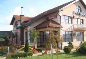 un edificio con un cartello sulla facciata di Pansion Kamin a Sarajevo