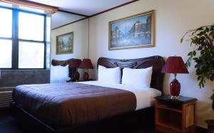 Postel nebo postele na pokoji v ubytování Paris Suites Hotel