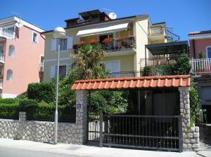 un edificio con un gazebo di fronte di Family Apartments Ankica a Crikvenica