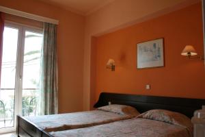 Postel nebo postele na pokoji v ubytování Aegli Hotel