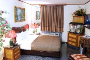 Postel nebo postele na pokoji v ubytování Paris Suites Hotel