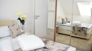 Кровать или кровати в номере Villa M - Your business & holiday apartment in Sibenik