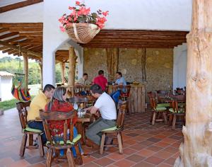 eine Gruppe von Menschen, die an einem Tisch in einem Restaurant sitzen in der Unterkunft Hotel Estorake San Agustin Huila in San Agustín