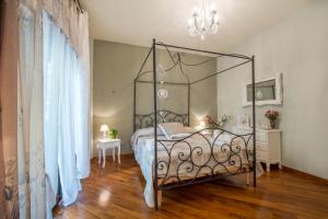 una camera con letto e struttura in ferro battuto di Art de vivre a Sorrento