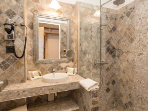 Koupelna v ubytování Hôtel Le Roi Théodore & Spa