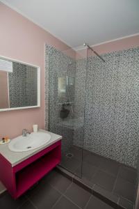 エフォリエ・ノルドにあるGlam Boutique Hotelのバスルーム(洗面台、ガラス張りのシャワー付)