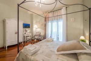 una camera con un grande letto di Art de vivre a Sorrento
