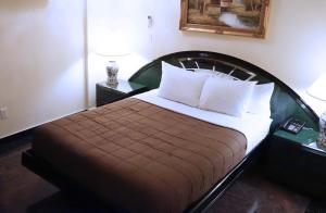 Postel nebo postele na pokoji v ubytování Paris Suites Hotel