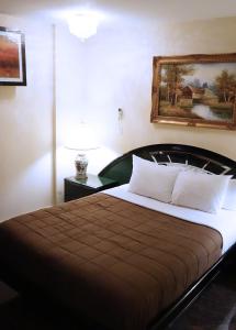 Postel nebo postele na pokoji v ubytování Paris Suites Hotel
